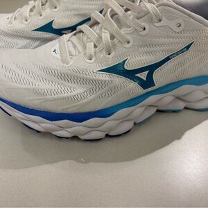MIZUNO WAVE SKY 8 RUNNING SHOE
